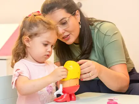 Terapeuta ocupacional com paciente infantil. Entendendo a desregulação Sensorial - Espaço 21