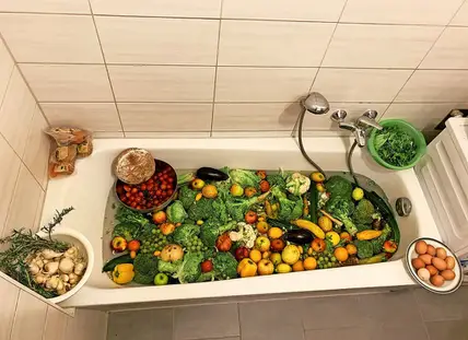 Badewanne mit Lebensmittel.webp