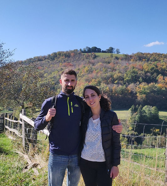 Un homme et une femme dans la nature. il s'agit de David et Elsa.