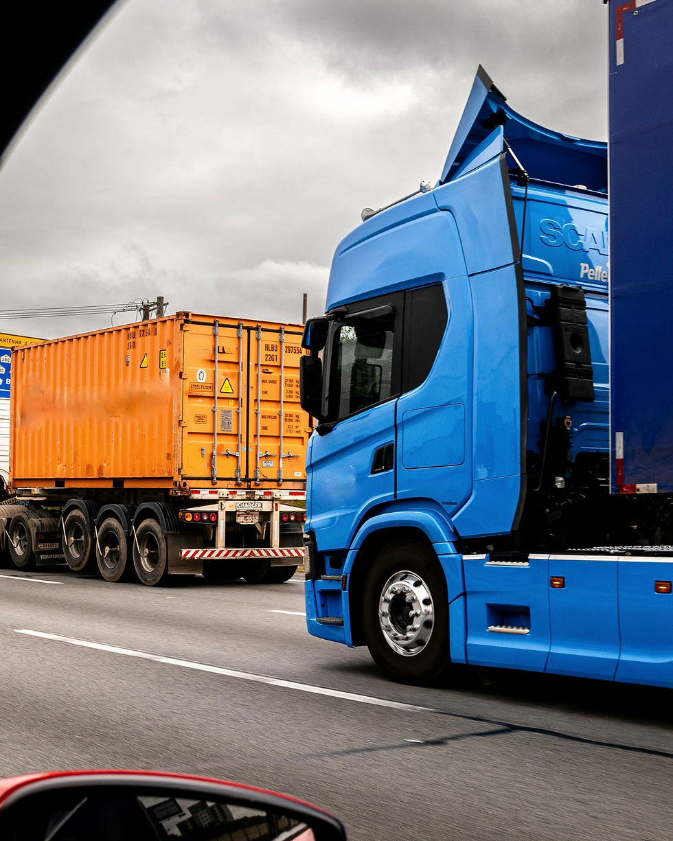 Vrachtwagen en container in een industriële omgeving