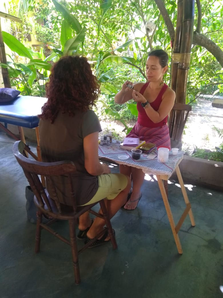 Letícia realizando atendimentos na Feira da Horta.