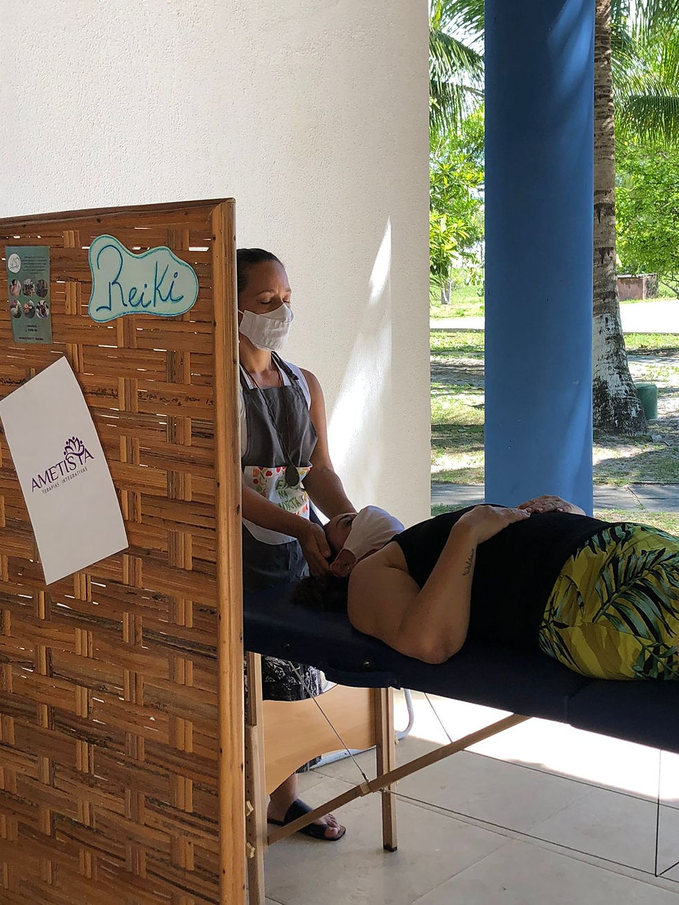 Letícia realizando atendimentos na Feira da Horta.