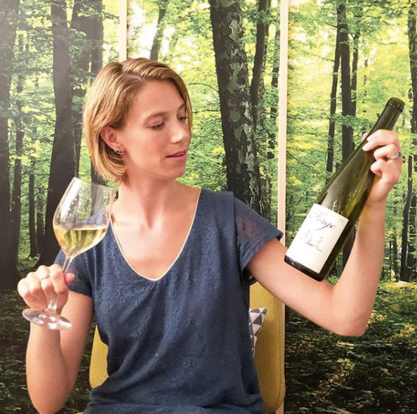 Margot dégustant une bouteille de Riesling