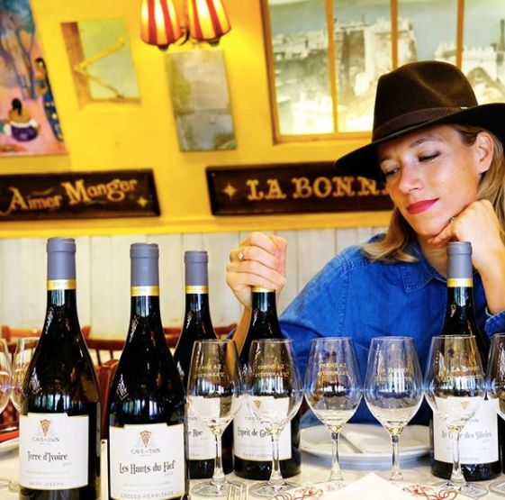 Margot présentant quelques cuvées de la Cave de Tain