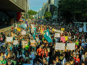 “Quando o Estado serve ao lucro, a natureza vira mercadoria. Quando a natureza vira mercadoria, o futuro se dissolve.”