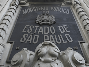 A luta jurídica como brecha na trincheira: resistência e limites na defesa da educação pública