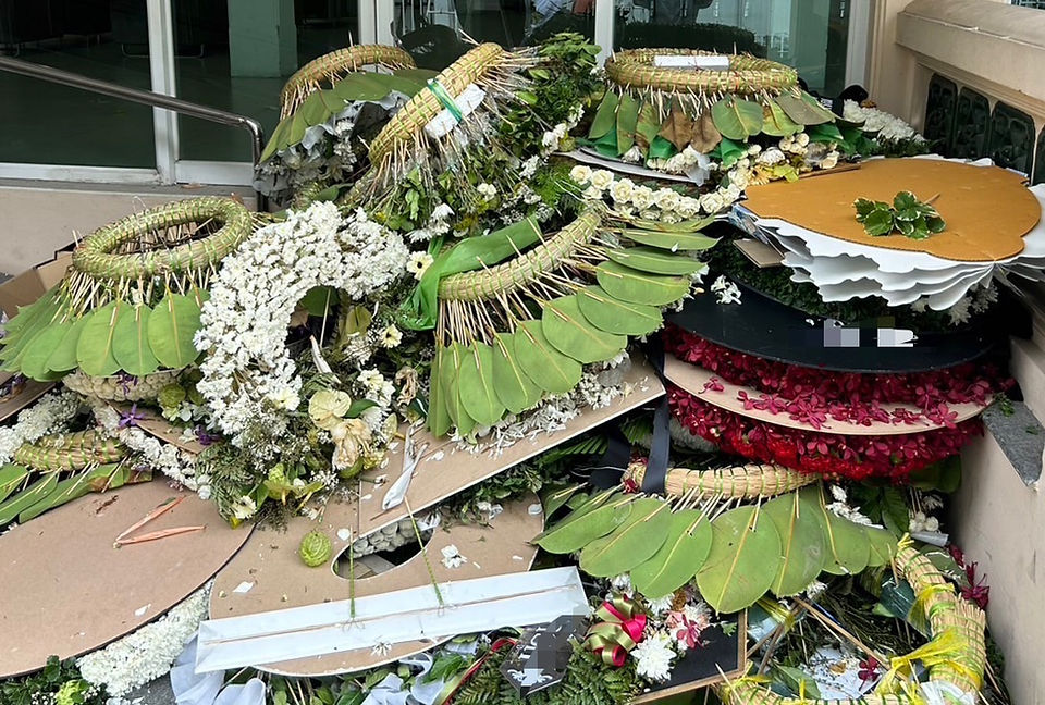 กองขยะพวงหรีด ณ วัดธาตุทอง ขยะ