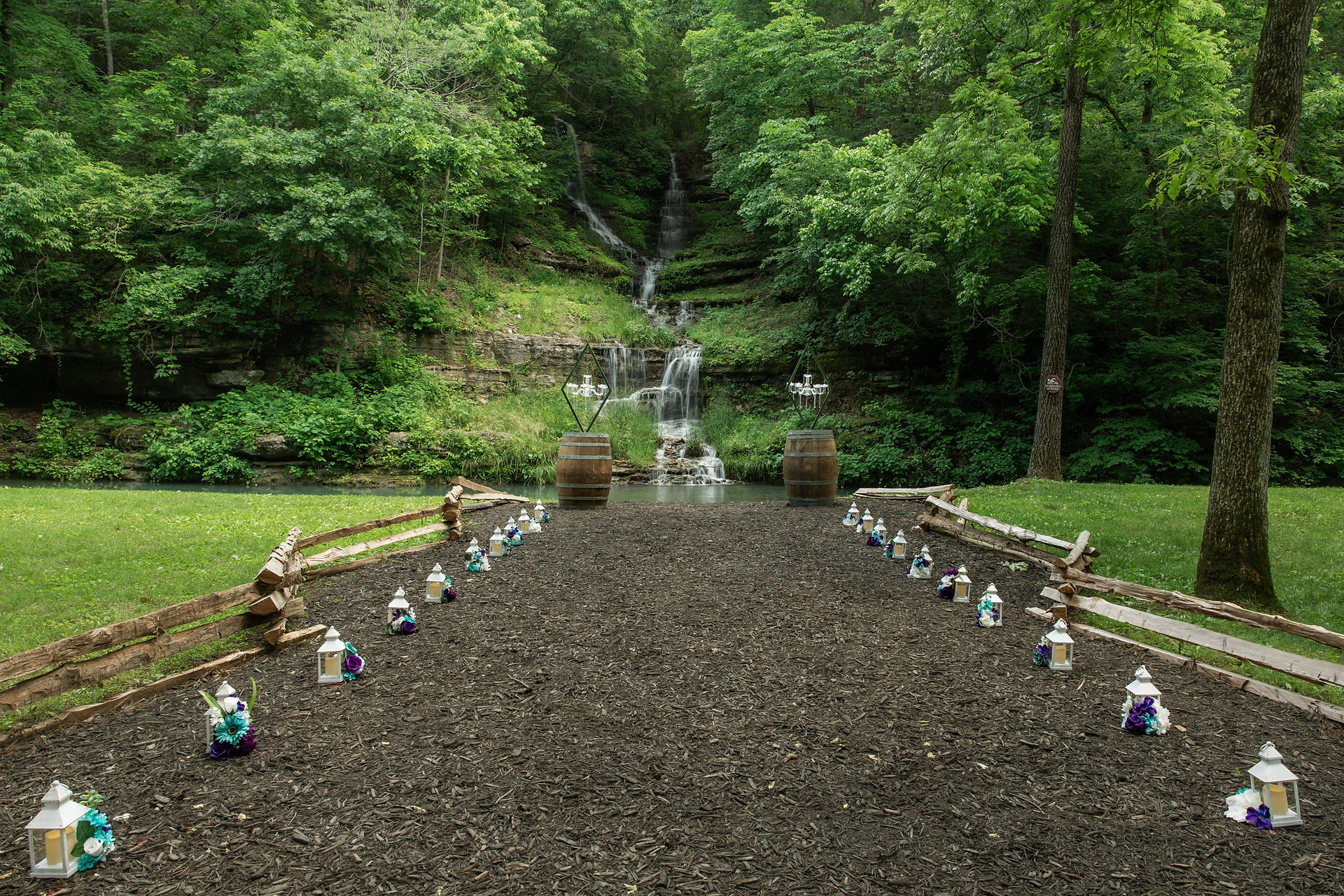 Outdoor summer wedding in Lampe, Missouri