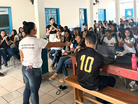 Prefeitura de Santa Rosa do Purus realiza palestras em alusão ao agosto lilás para escola municipal