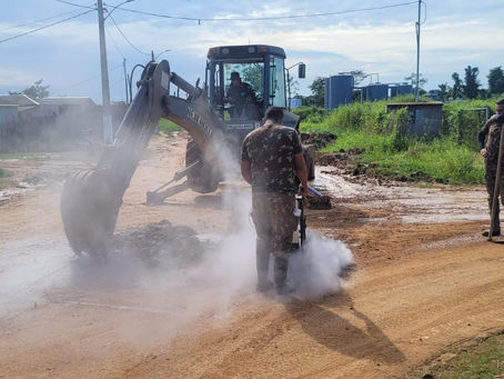 A prefeitura de Santa Rosa do Purus em parceria com o 7º BEC realizam manutenção das vias públicas