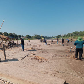 A prefeitura de Santa Rosa do Purus realiza limpeza na praia do Rio Purus