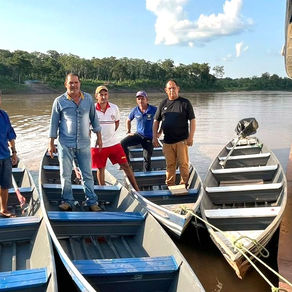 A prefeitura de Santa Rosa do Purus entrega canoas e motores para agentes comunitários de saúde