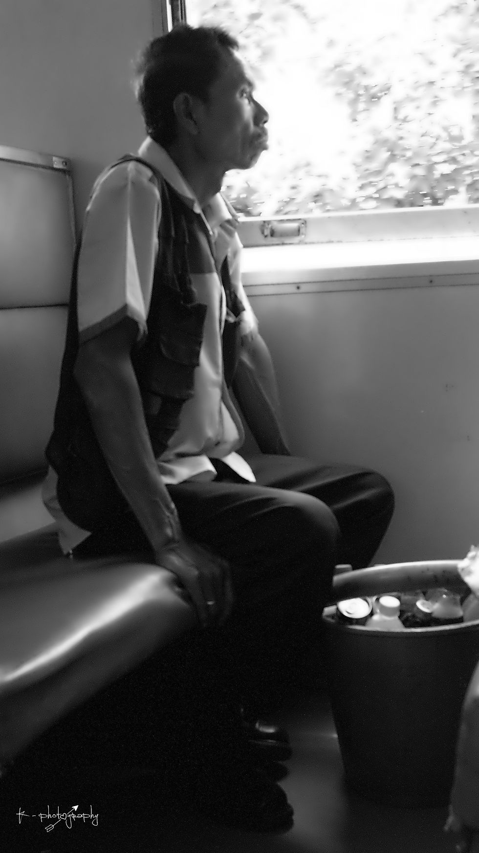 Marchand ambulant s’octroyant une pause dans le train