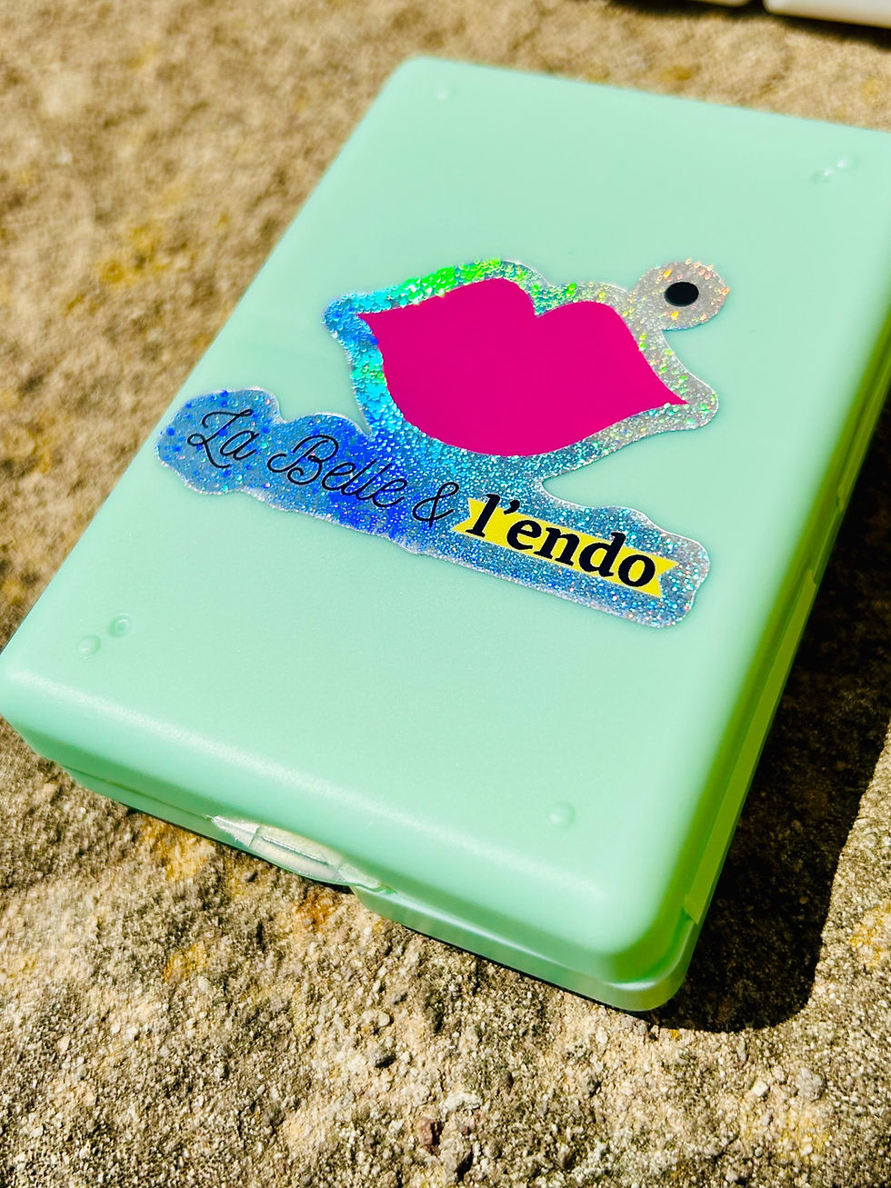 Miniature : Boîte à médicaments compacte avec 7 compartiments et fermeture magnétique, coloris au choix.