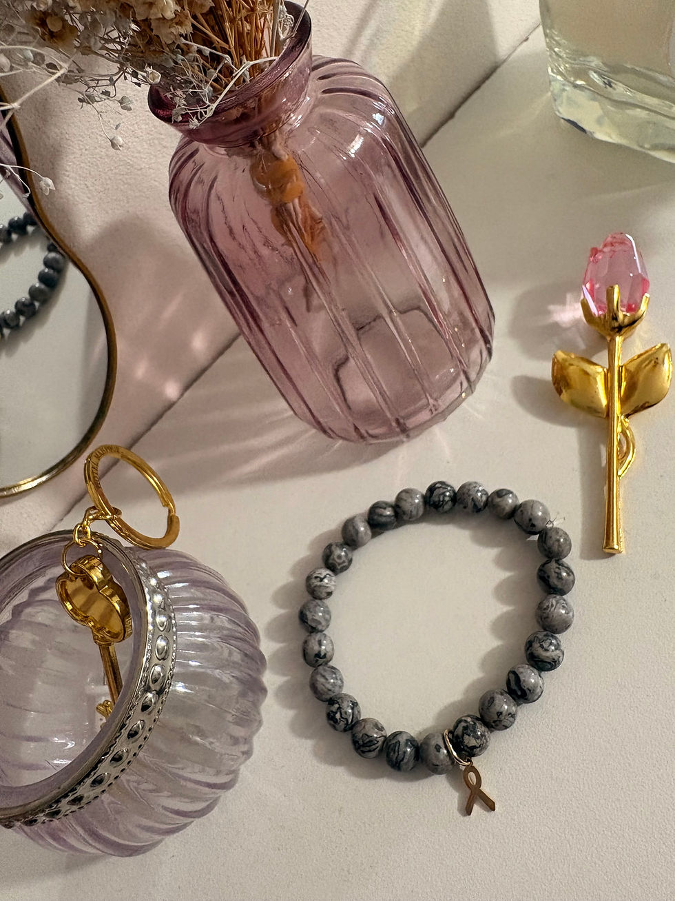 Miniature : Bracelet en perles de pierres naturelles (Sodalite, Unakite, Lave) avec ruban doré symbolique endométriose