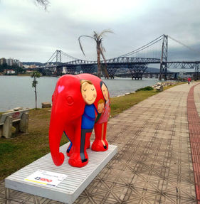 Elefante da RDO, customizado pelo artista Luciano Martins, está exposto na Beira-mar Continental