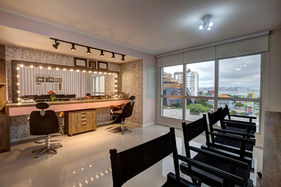 Empresárias apostam em estúdio de beleza especializado em maquiagem e design de sobrancelhas