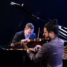 De Vivaldi a Metallica: duo mistura clássicos, jazz e rock em apresentação gratuita no centro de Florianópolis