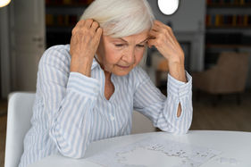 Todo esquecimento é sinal de Alzheimer? Médica explica o que merece atenção e como cuidar da saúde cerebral