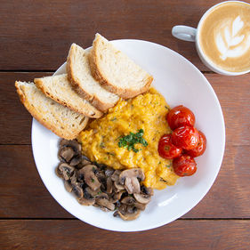 Do pão na chapa aos ovos com bacon: conheça as opções de café da manhã da Fábrica