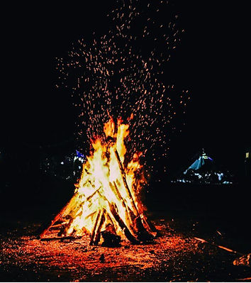 Ritualfeuer in der Natur bei schamanischer Arbeit