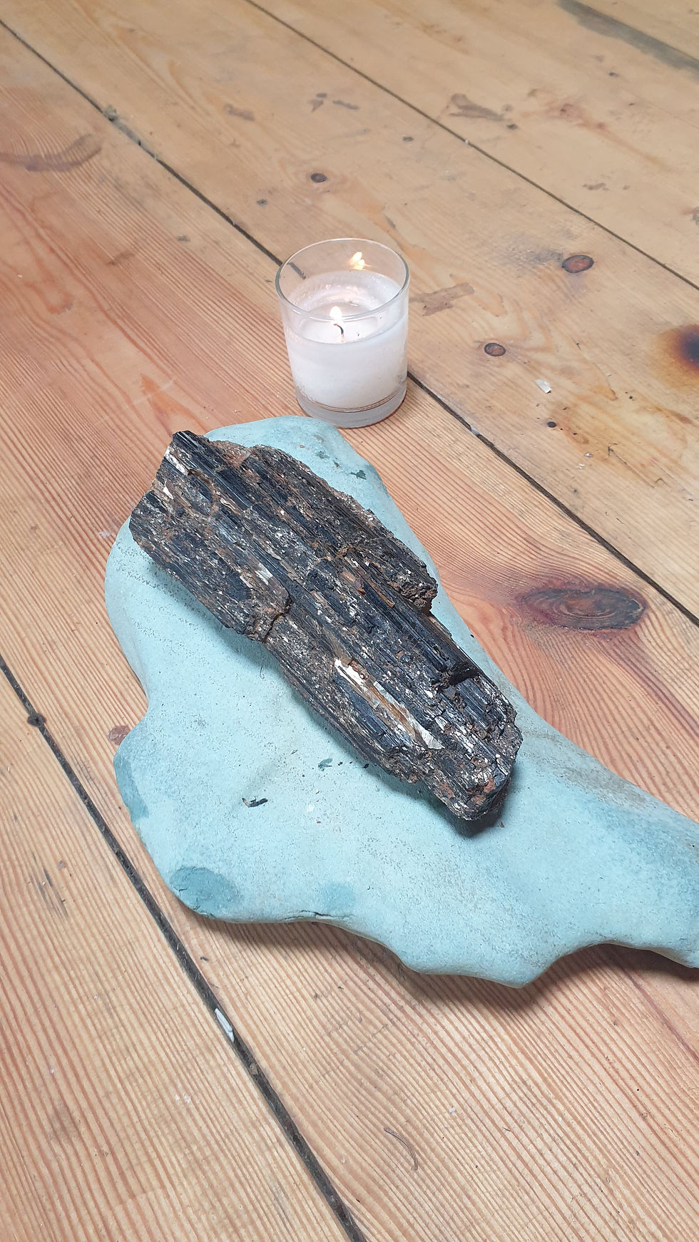 The use of crystals (tourmaline) helps us to channel away fragmented aspects and transform its energy.
