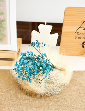 Mesa de dulces decorada con una vela en forma de cruz diseñada por BlancaPura