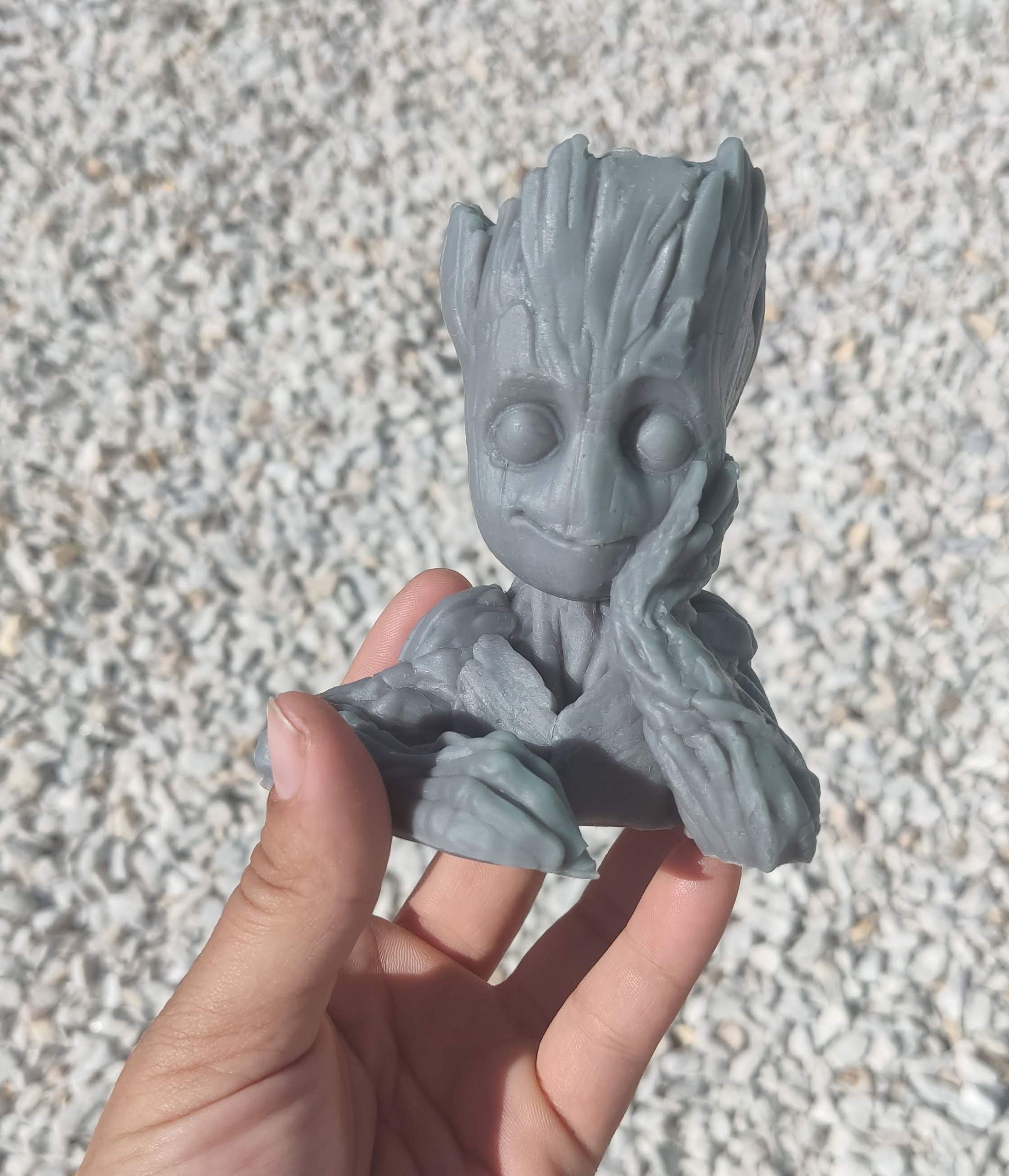 Vela artesanal en forma de Groot de guardianes de la galaxia, en varios colores y aromas