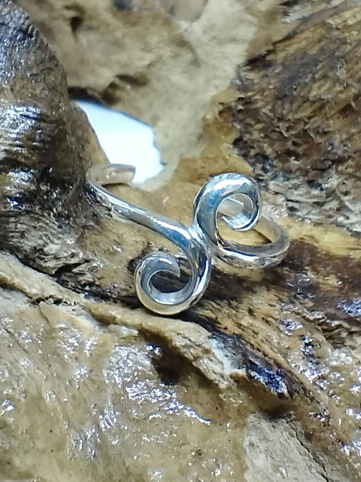 Double swirl toe ring
