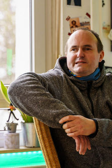 Porträt eines Mannes im grauen Pulli