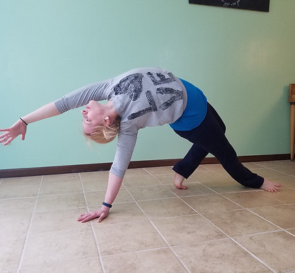 diane sing showing "wild thing" pose