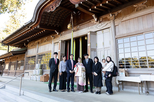 播州三木大宮八幡宮にてお宮参りで家族みんなで記念撮影