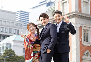 振袖姿の女性とスーツ姿の男性たちで撮影した二十歳の記念写真