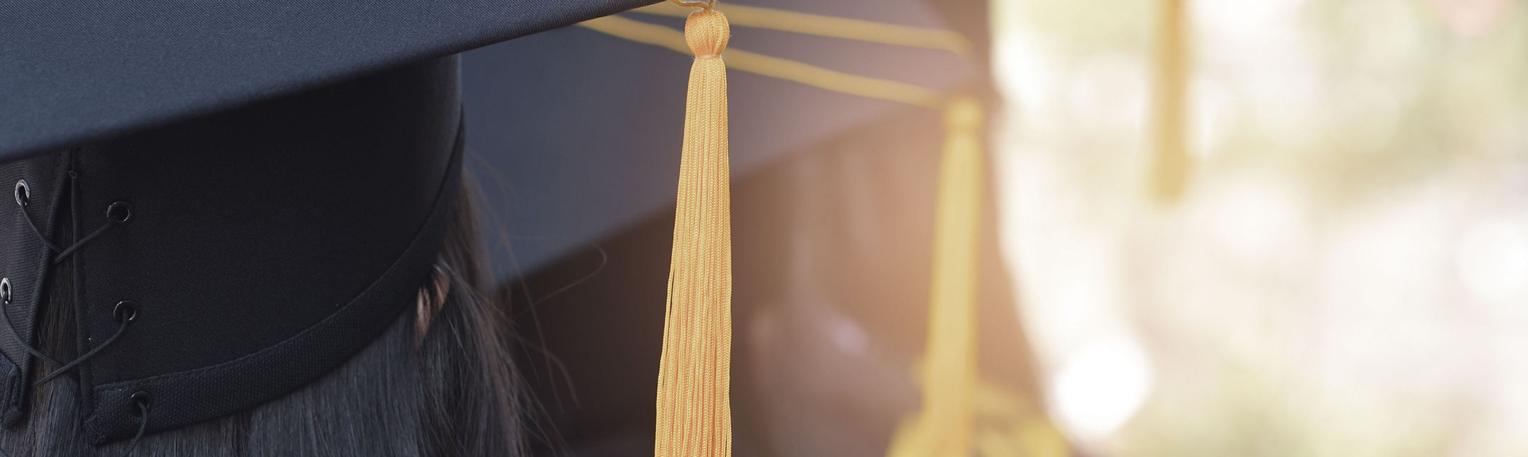 Primer plano de birretes de graduación