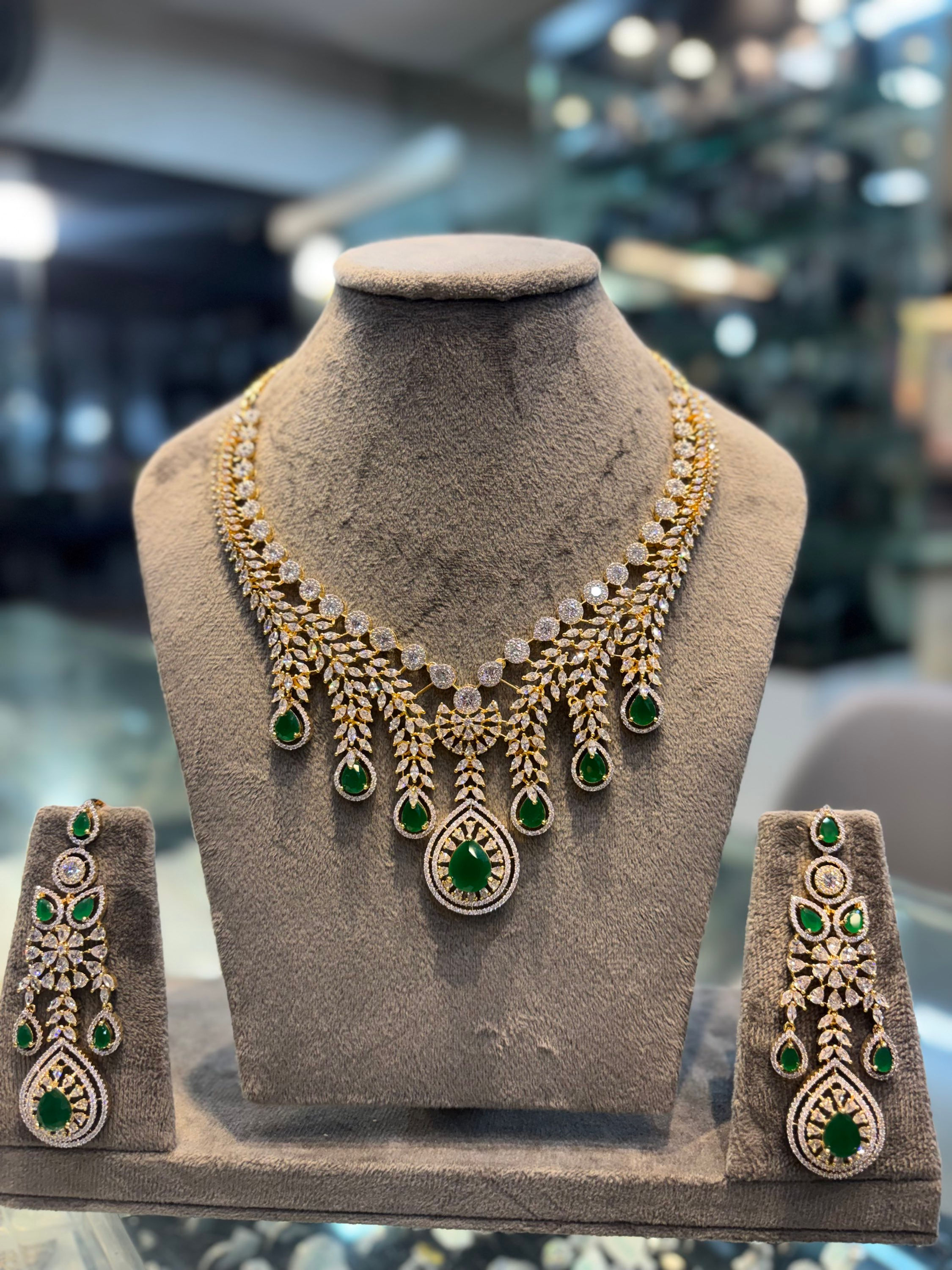 Diamond necklace with earrings - emerald green 