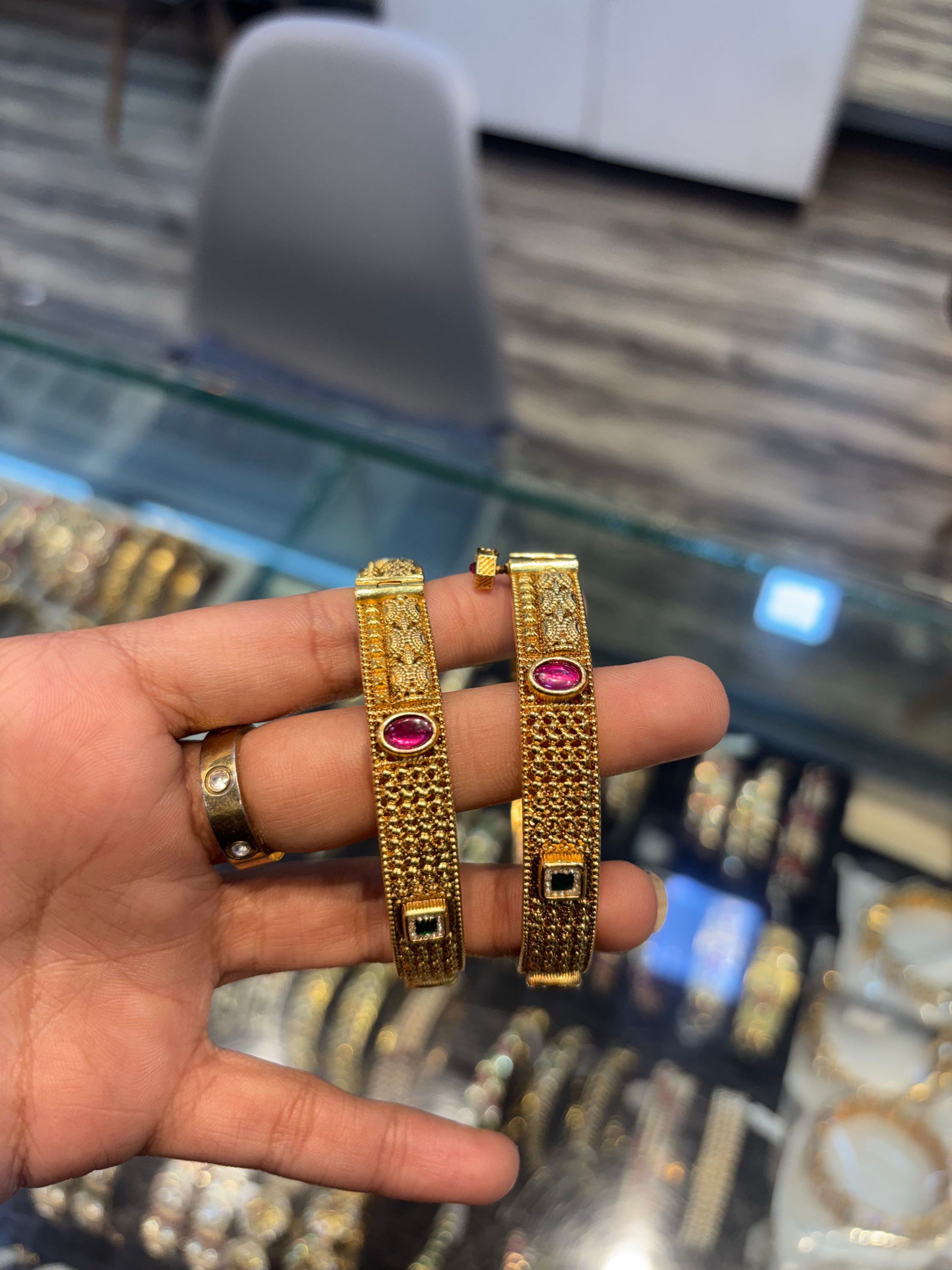 Heritage antique gold bangles - openable - one pair - 2 pieces 