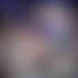 Sala com paredes em cimento aparente e roda teto azul vibrante e espesso, criando um ambiente com contraste marcante e textura.