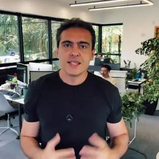 Reflexão sobre inovações na arquitetura sustentável a partir do uso do micélio como material de construção, inspirada em um vídeo da UGREEN e no documentário "O Futuro" da Netflix. O texto conecta tecnologia, natureza e propósito, despertando um novo olhar sobre responsabilidade no ato de projetar.