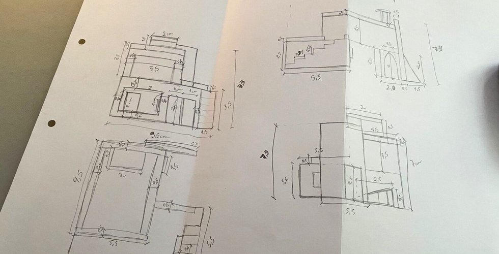 Estudos gráficos arquitetônicos feitos à mão, explorando diferentes vistas, proporções e organização espacial como parte do processo de concepção do projeto.