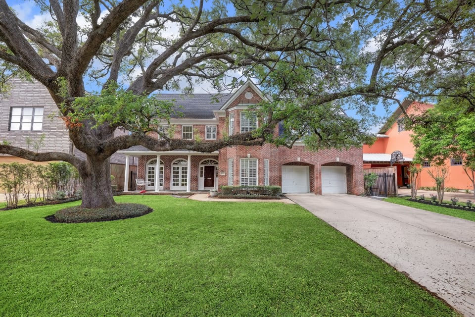 BEAUTIFUL HOMES, MATURE OAK TREES, AND LANDSCAPED LAWNS ARE ALL WALKABLE.