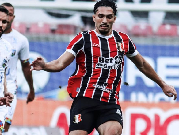 Santa Cruz vence o Vitória na Arena e assume a liderança provisória do Pernambucano