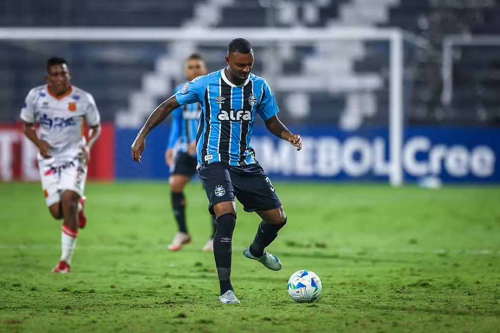 Luan Cândido jogando pelo Grêmio na Libertadores — Foto: Lucas Uebel / Grêmio FBPA