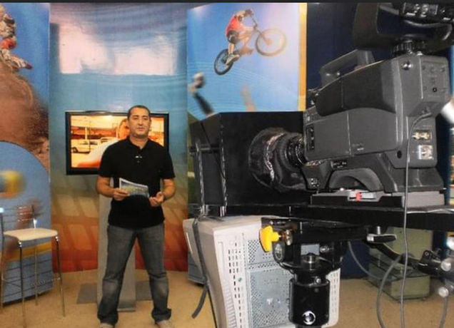O narrador esportivo eri santos apresentando mais um programa de futebol