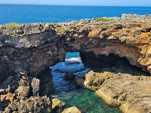גלים מתנפצים אל קשת הסלע בבוקה דו אינפרנו קשקאיש
