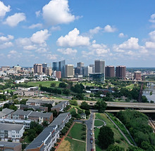 foto-hermosa-del-horizonte-de-richmond-virginia-con-un-cielo-azul-nublado.jpg