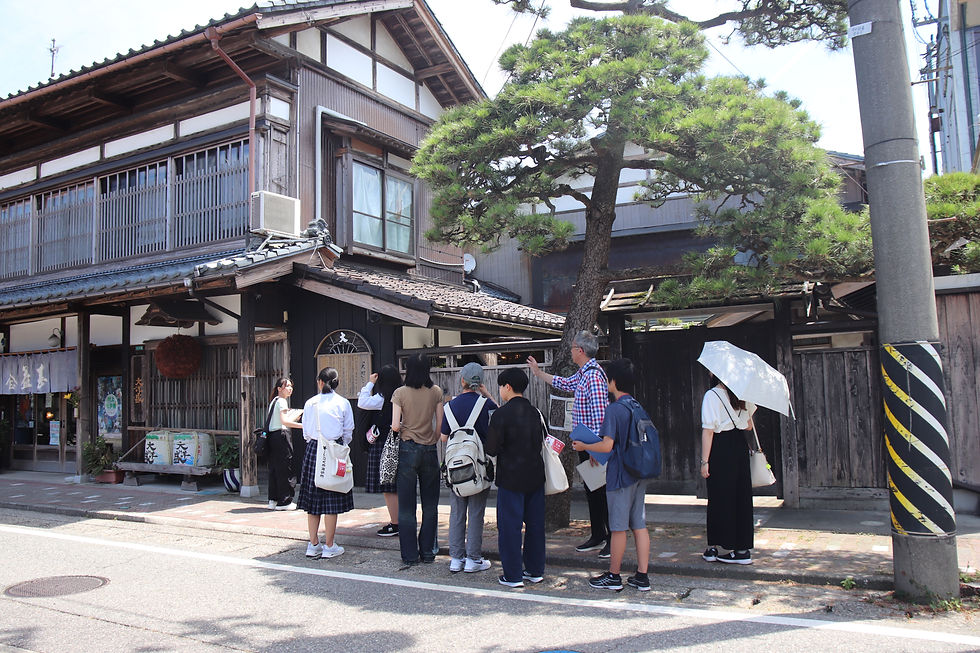 ツアーの案内役・長岡造形大の吉川賢一郎准教授が、村上の町並みや歴史についてもレクチャーしてくれました