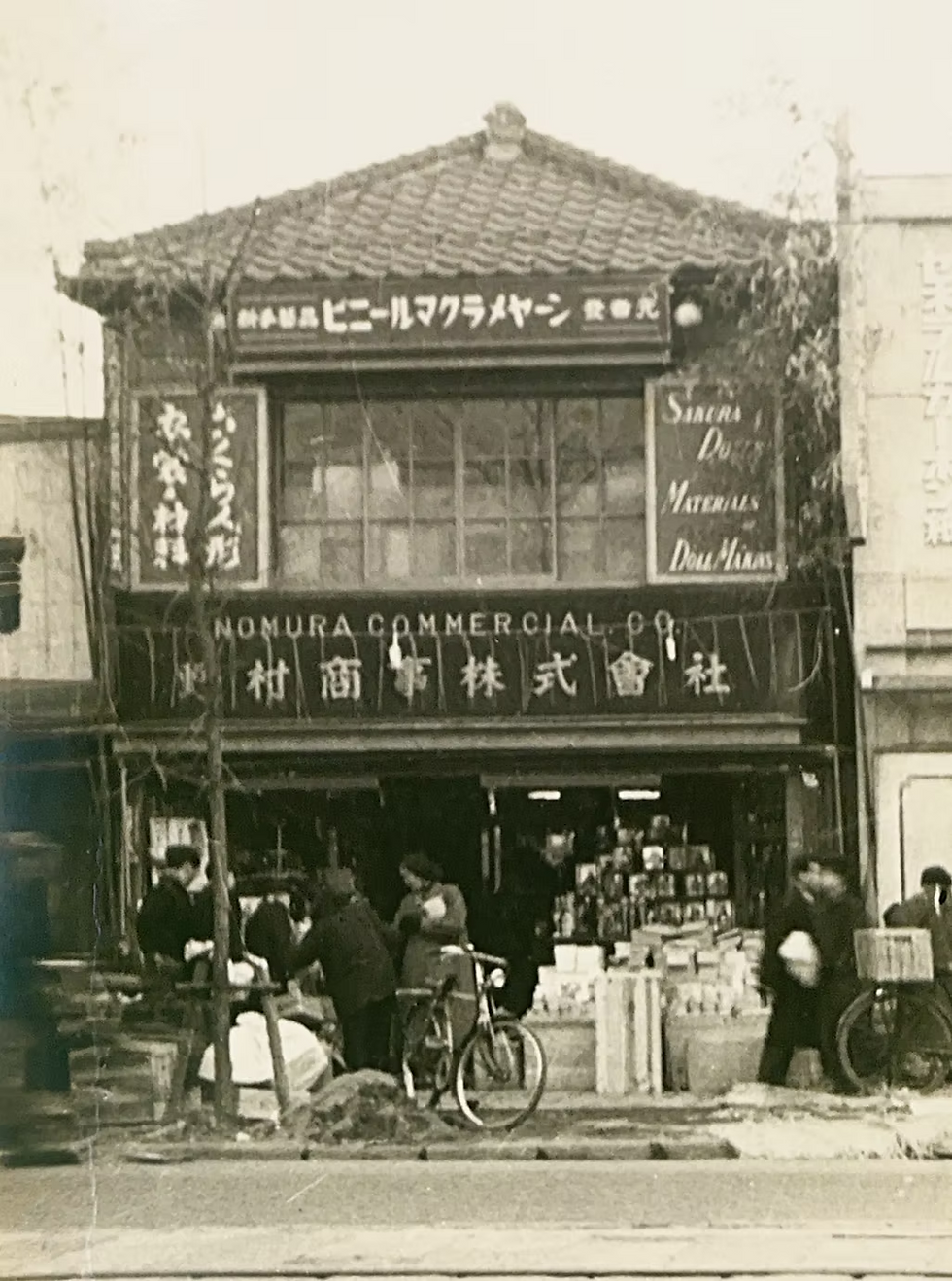 1927年創立於東京淺草的「百華」,為百年工藝品牌「由陣 YUJINART」的前身,推廣木目込み人形製作。