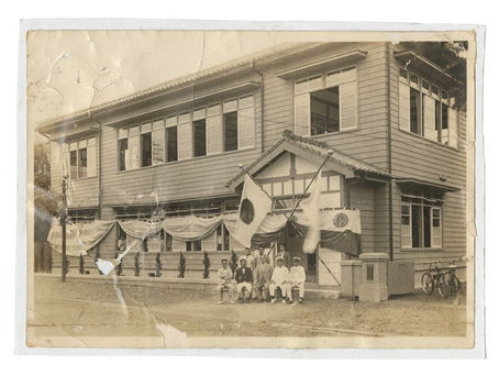 1936年（昭和11年）起，市立工藝傳習所改名「私立臺中工藝傳習所」（位於今居仁街、民權路間的自由路上）。1937年（昭和12年）再次更名為「私立臺中工藝專修學校」。 　　此張照片即為山中 公先生（前排中）在私立臺中工藝專修學校校門口前所拍攝的合照。這是一所三年制教學的工藝專門國中，設有「漆工」及「家具」兩個專業，學生人數設定在120人次內，是一所入學時必須筆試、面試及健康檢查的私立國中。