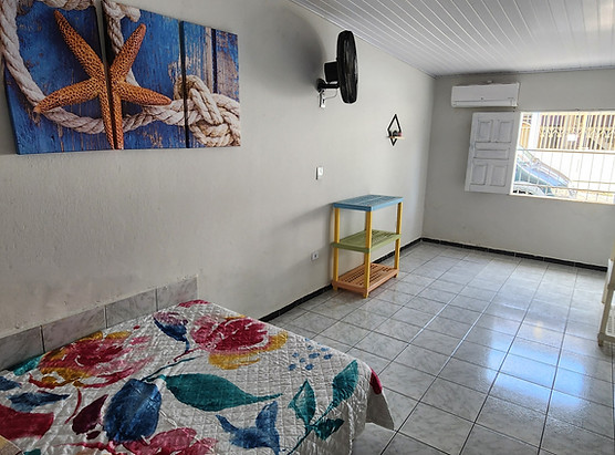 Quarto 04, cama Casal, ar condicionado, estante, ventilador, TV a cabo