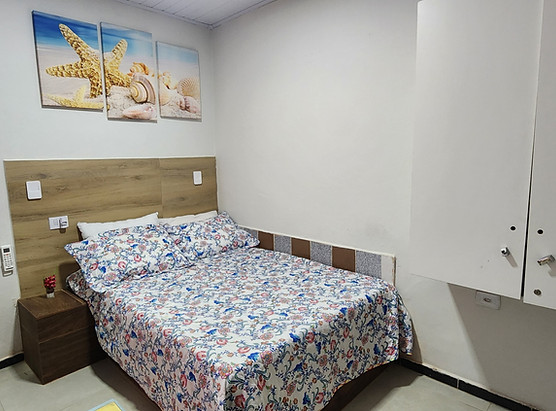 Quarto 02, cama casal, ar condicionado, estante, TV a cabo, puf
